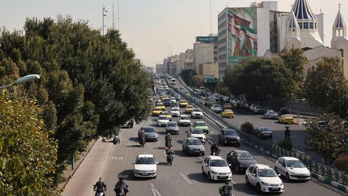 Situasi Iran Pascaserangan Israel Iranians walk in Tehran Bazaar after several explosions were heard, in Tehran, Iran, October 26, 2024. Majid Asgaripour/WANA (West Asia News Agency) via REUTERS ATTENTION EDITORS - THIS IMAGE HAS BEEN SUPPLIED BY A THIRD PARTY