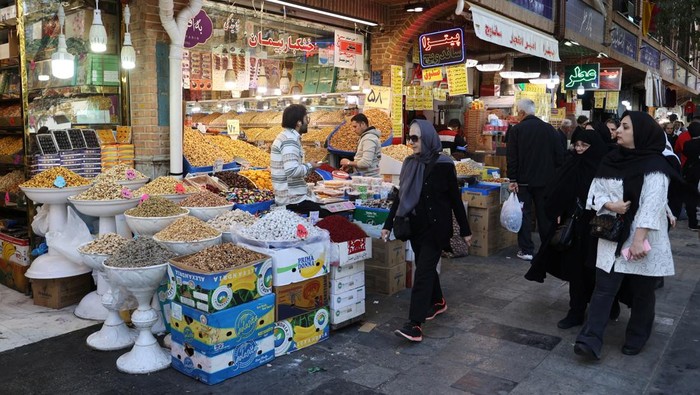 Iranians walk in Tehran Bazaar after several explosions were heard, in Tehran, Iran, October 26, 2024. Majid Asgaripour/WANA (West Asia News Agency) via REUTERS ATTENTION EDITORS - THIS IMAGE HAS BEEN SUPPLIED BY A THIRD PARTY