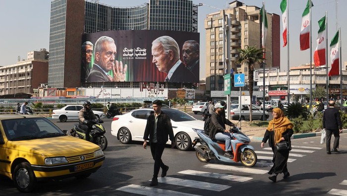Iranians walk in Tehran Bazaar after several explosions were heard, in Tehran, Iran, October 26, 2024. Majid Asgaripour/WANA (West Asia News Agency) via REUTERS ATTENTION EDITORS - THIS IMAGE HAS BEEN SUPPLIED BY A THIRD PARTY