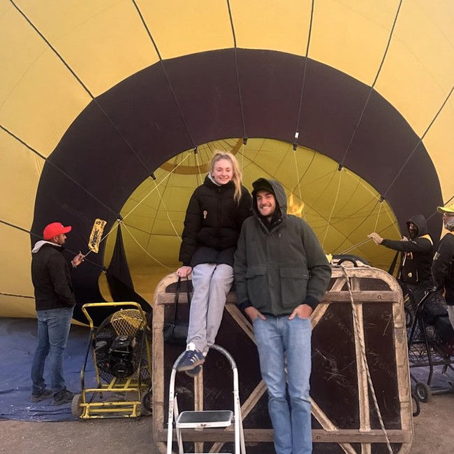 Dalam serangkaian foto yang diunggah, Sophie Turner memperlihatkan kemesraannya dengan kekasihnya itu yang diketahui memiliki latar belakang bangsawan Inggris. Foto: dok. Instagram @sophiet