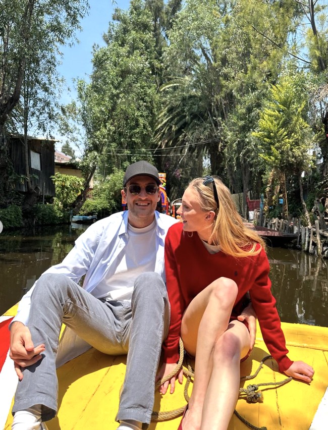 Sophie Turner telah ‘ketok palu’ perceraian dari Joe Jonas pada September tahun ini. Baru resmi bercerai satu bulan tampaknya membuat Sophie tidak ragu mengunggah kemesraannya dengan sang kekasih. Foto: dok. Instagram @sophiet