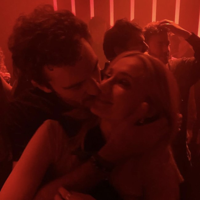 Dari momen liburan hingga foto ciuman mesra disajikan lewat Instagram bintang Game of Thrones itu. Foto: dok. Instagram @sophiet