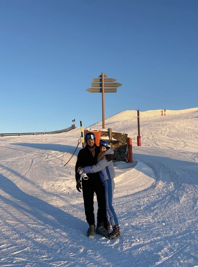 Hubungan asmara ibu satu anak itu mulai tercium ke publik pada November 2023 ketika keduanya tertangkap kamera paparazzi berciuman di Paris. Foto: dok. Instagram @sophiet