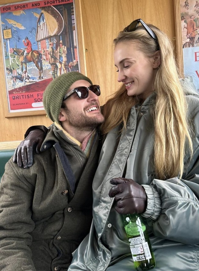 Menurut sumber terdekat Joe Jonas, postingan romantis Sophie tersebut dinilai sebagai tindakan nekat karena dia baru resmi menjanda satu bulan. “Aneh sekali dia bertindak nekat dengan membagikan betapa dia mencintai kekasih barunya di depan umum seperti ini,” ungkap sumber, seperti dikutip dari Daily Mail. Foto: dok. Instagram @sophiet