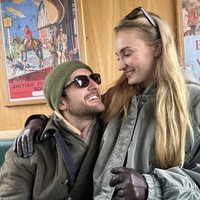 Menurut sumber terdekat Joe Jonas, postingan romantis Sophie tersebut dinilai sebagai tindakan nekat karena dia baru resmi menjanda satu bulan. “Aneh sekali dia bertindak nekat dengan membagikan betapa dia mencintai kekasih barunya di depan umum seperti ini,” ungkap sumber, seperti dikutip dari Daily Mail. Foto: dok. Instagram @sophiet