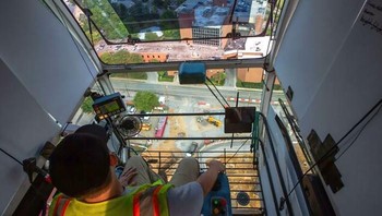 Di Dalam Kabin Operator Derek Menara Foto: Boredpanda