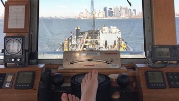 Pemandangan Dari Tug Dan Tongkang Yang Ditambatkan Di Pelabuhan NY Foto: Boredpanda