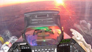 Suasanya kokpit F16 saat di angkasa. Foto: Boredpanda