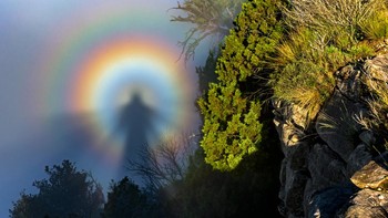 Spectres and glories. Brocken Spectre adalah fenomena optik aneh dan jarang terlihat, yakni berupa bayangan fotografer yang diperbesar dan jatuh ke kabut di kejauhan. Dinamakan demikian karena sering terlihat di Brocken, puncak tertinggi Pegunungan Harz di Jerman. Cincin berwarna yang disebut glory sering terlihat mengelilingi bayangan, dan kombinasi ini hanya dapat dilihat dari sudut pandang saksi. Kadang-kadang terlihat dari pesawat, dengan bayangan pesawat sebagai Brocken Spectre, glory bergerak bersama pesawat saat terbang. Foto: Emili Vilamala Benito via MetMatters