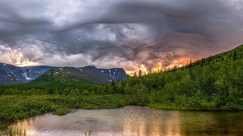 Jenis awan baru. Asperitas adalah formasi awan mirip gelombang yang relatif langka namun khas, yang paling tepat digambarkan seperti melihat lautan ganas dari bawah permukaan. Awan ini merupakan jenis awan terbaru dan secara resmi diberi nama oleh Organisasi Meterologi Dunia pada Maret 2017 setelah sepuluh tahun memperjuangkannya untuk mendapatkan pengakuan. Ini merupakan pertama kalinya jenis awan baru ditambahkan ke International Cloud Atlas dalam 66 tahun. Foto: Fedor Lashkov via MetMatters