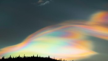 Awan mutiara. Awan langka lain yang menghasilkan foto menakjubkan memiliki banyak nama, termasuk nacreous, stratosfer kutub, atau mother-of-pearl. Awan berwarna-warni ini jarang terlihat di Inggris karena membutuhkan suhu di bawah -78°C untuk terbentuk. Kondisi yang sangat dingin seperti itu terutama terjadi di stratosfer kutub selama musim dingin, yang jauh lebih tinggi daripada awan biasa. Foto: Tania Engbo Dyck-Madsen via MetMatters