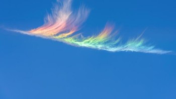 Fire rainbows. Pelangi mungkin fenomena yang biasa terjadi, tetapi bagaimana dengan fire rainbow atau pelangi api? Fenomena ini lebih tepatnya disebut busur sirkumhorizontal. Fire rainbows terbentuk oleh pembiasan sinar Matahari melalui kristal es di awan sirrus di dataran tinggi, yang menciptakan warna-warna cerah seperti pelangi. Foto: Gesang Jimei via MetMatters