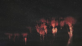 Night sprites. Fenomena lain yang sulit ditangkap adalah night sprites yakni pelepasan listrik berskala besar yang terjadi jauh di atas badai petir yang sedang berlangsung. Fenomena ini biasanya dipicu oleh sambaran petir yang kuat dari awan ke tanah. Night sprite yang sulit ditangkap ini jarang difoto karena mereka hanya bertahan beberapa milidetik dan muncul jauh di atas mesosfer. Foto: Nathan Myhrvold via MetMatters