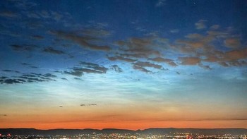 Awan tertinggi. Selama musim panas, awan noctilucent yang sangat langka terbentuk bahkan lebih tinggi, di lapisan atmosfer kita yang dikenal sebagai mesosfer. Jaring laba-laba biru keperakan yang berkilauan ini adalah awan tipis yang sangat tinggi yang terbuat dari kristal es, yang terlihat di langit malam pada waktu yang hampir bersamaan dengan bintang-bintang paling terang, oleh karena itu disebut noctilucent yang artinya bersinar di malam hari. Foto: Gary Chittick via MetMatters