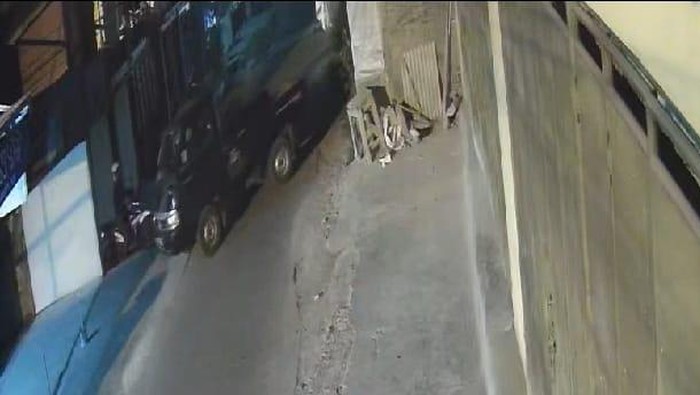 Tangkapan layar CCTV aksi pencurian mobil pikap di Tasikmalaya.