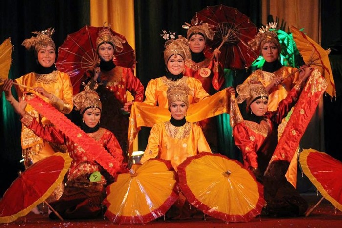 Tari Payung asal Sumatera Barat (Foto: Minangkabau Tourism)
