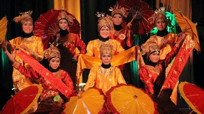 Tari Payung asal Sumatera Barat (Foto: Minangkabau Tourism)