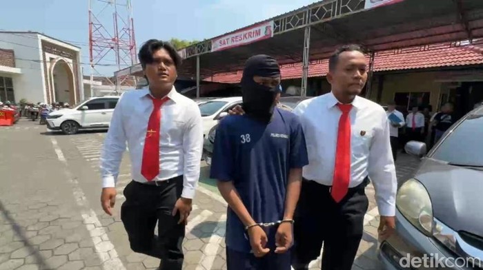 Tersangka pembunuh santriwati Kendal, Naufal (21) saat digelandang di Mapolres Kendal. Foto diunggah Selasa (29/10/2024).