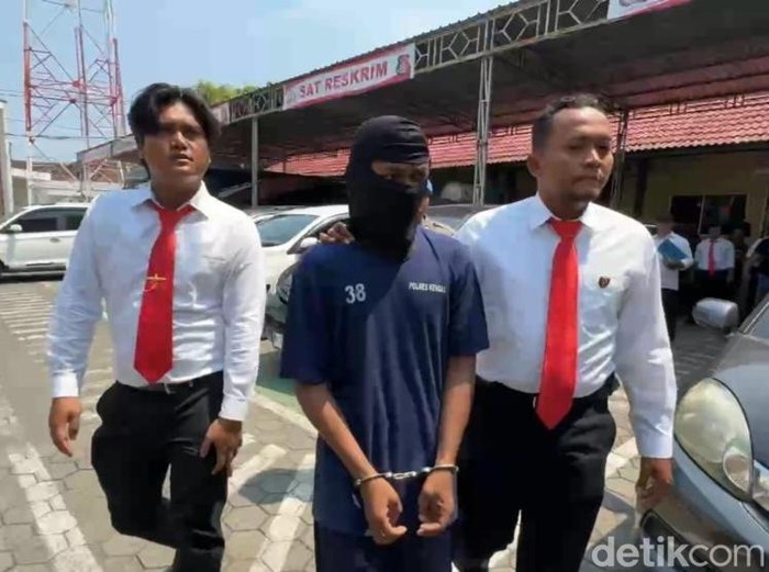 Tersangka pembunuh santriwati Kendal, Naufal (21) saat digelandang di Mapolres Kendal. Foto diunggah Selasa (29/10/2024).