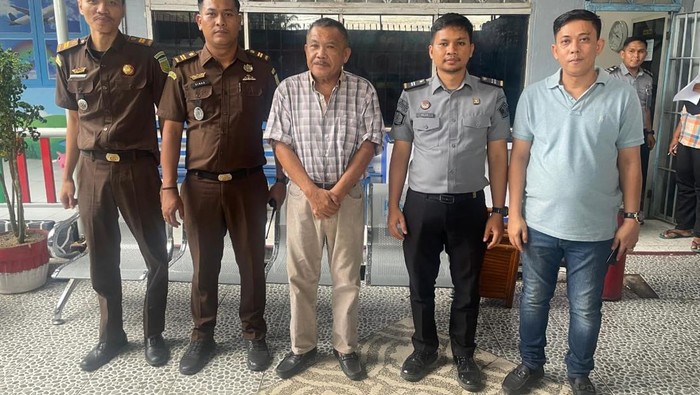 Tim Kejari Labuhanbatu menyerahkan Yusuf ke Lapas Labuhanbatu usai ditangkap (Dok. Istimewa)