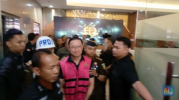 Tom Lembong memakai rompi ping pasca ditetapkan kejagung sebagai tersangka kasus korupsi impor gula 2015-2016. (վ/Rosseno Aji Nugroho)