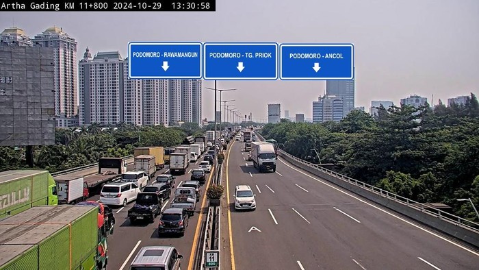 Truk mengalami kecelakaan tunggal di Tol Ir Wiyoto Wiyono, tepatnya di kawasan Pramuka, Jakpus. Akibatnya terjadi kemacetan dari Pramuka menuju Cawang, Jaktim. (dok Twitter CMNP)