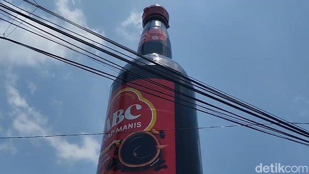 Tugu botol kecap di kawasan Puncak