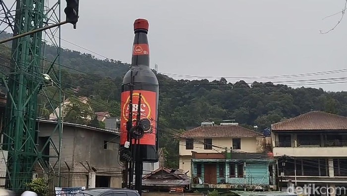 Tugu botol kecap di kawasan Puncak