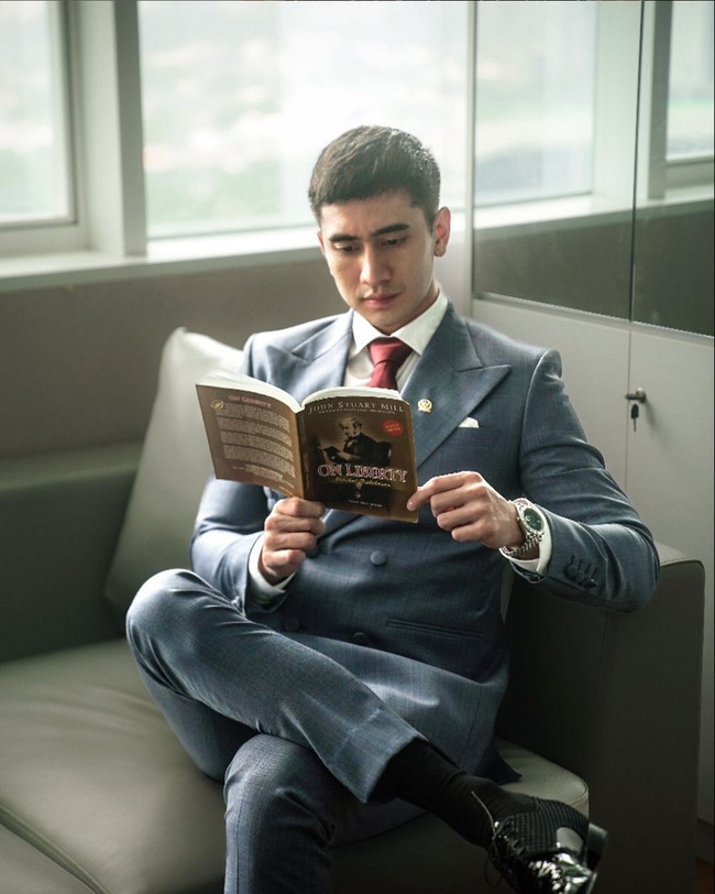 Penampilannya yang necis kerap menuai pujian, bahkan tak sedikit netizen berpendapat gayanya seperti CEO muda dan tampan di drama Korea. “Vibesnya berasa liat ceo di drakor😭,” tulis salah satu pengguna Instagram. Foto: Instagram/@bramstavrl