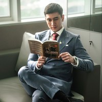 Penampilannya yang necis kerap menuai pujian, bahkan tak sedikit netizen berpendapat gayanya seperti CEO muda dan tampan di drama Korea. “Vibesnya berasa liat ceo di drakor😭,” tulis salah satu pengguna Instagram. Foto: Instagram/@bramstavrl