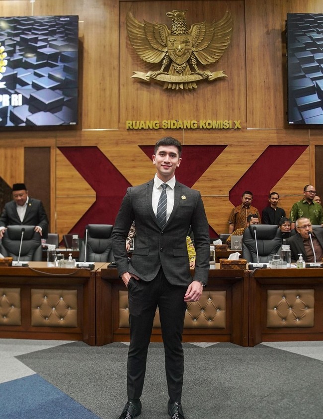 Outfit ngantor putra sulung artis Venna Melinda ini selalu rapi dan elegan, mengenakan setelan jas lengkap dengan dasi. Foto: Instagram/@bramstavrl