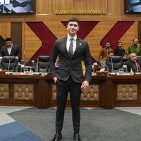 Outfit ngantor putra sulung artis Venna Melinda ini selalu rapi dan elegan, mengenakan setelan jas lengkap dengan dasi. Foto: Instagram/@bramstavrl