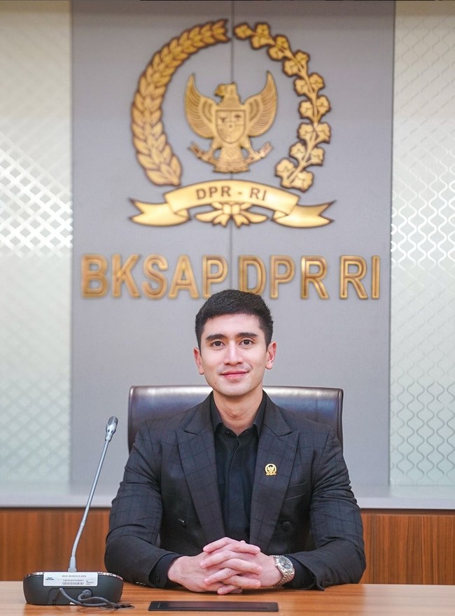 Sebelum dilantik, Verrell sempat berjanji tidak akan menggunakan gajinya untuk keperluan pribadi selama satu tahun, dan memilih mendonasikannya untuk membangun daerah pemilihannya, Jawa Barat 7. Foto: Instagram/@bramstavrl