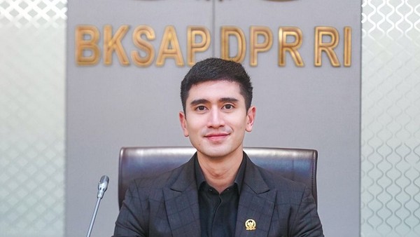 7 Gaya Ngantor Verrell Bramasta Pakai Jas, Anggota DPR Rasa CEO Drakor