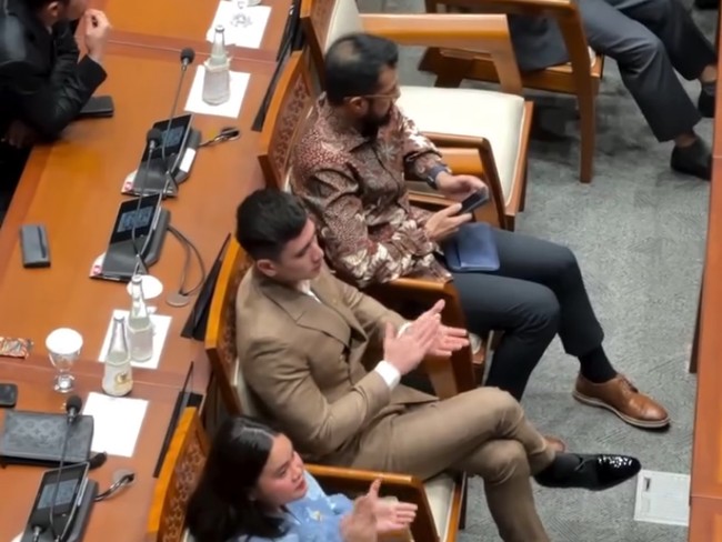 “Mantap asli, pintar, santun, keren banget mas dewan 🙌🙌🙌🙌,” puji netizen lainnya. Foto: Instagram/@bramstavrl