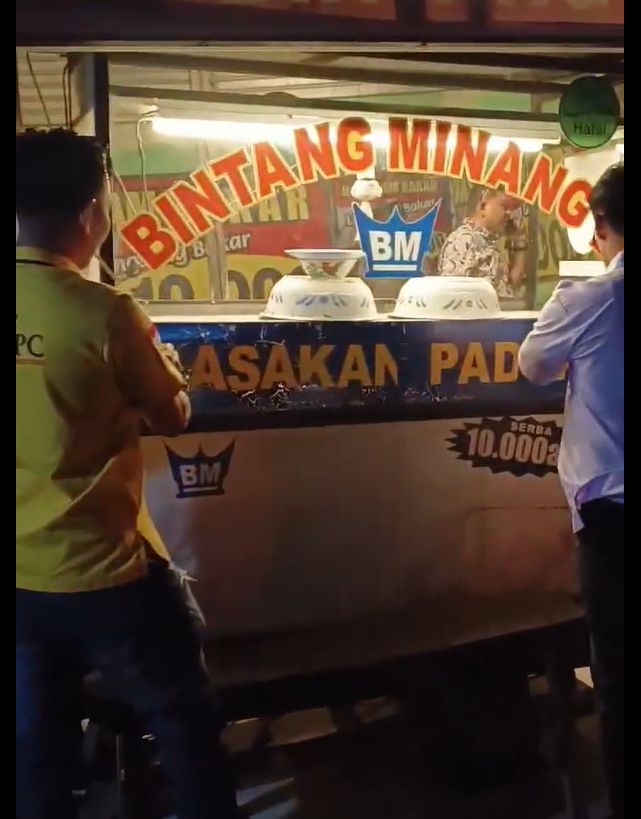 Viral video ormas Persatuan Rumah Makan Padang Cirebon (PRMPC) merazia sebuah rumah makan Padang di Cirebon.