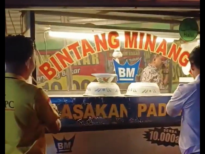 Viral video ormas Persatuan Rumah Makan Padang Cirebon (PRMPC) merazia sebuah rumah makan Padang di Cirebon.