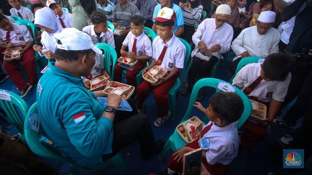 Wakil Menteri Kelautan dan Perikanan, Didit Herdiawan menyatap hidangan makan bergizi gratis (MBG) bersama siswa SD saat acara HUT ke-25 KKP di Pulau Untung Jawa, Kepulauan Seribu, Jakarta, Selasa (29/10/2024). (CNBC Indonesia/Faisal Rahman)