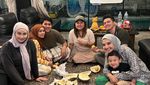 Zaskia Sungkar Ngopi Bareng Keluarga hingga Makan di Warkop