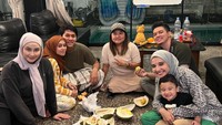 Mengundang banyak rekan-rekan selebriti juga dilakukan di rumah Zaskia Sungkar. Duren yang harum dan legit menjadi suguhannya. Foto: Instagram/zaskiasungkar15