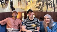 Irwansyah dan Zaskia Sungkar merupakan pasangan yang senang bergaul. Keduanya begitu dekat hingga kerap menghabiskan waktu dengan makan bersama Raffi Ahmad. Foto: Instagram/zaskiasungkar15