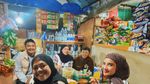 Zaskia Sungkar Ngopi Bareng Keluarga hingga Makan di Warkop