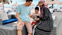 Zaskia dan Irwansyah juga rutin mengajak Ukkasya untuk berlibur. Restoran di tepi pantai menjadi pilihan untuk mengajak anaknya menikmati suasana laut. Foto: Instagram/zaskiasungkar15