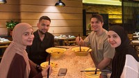 Selain bersama keluarga kecilnya, Zaskia Sungkar juga sering menghabiskan waktu bersama adiknya. Shireen Sungkar dan Teuku Wisnu kerap makan bersama dengan keluarga Zaskia Sungkar. Foto: Instagram/zaskiasungkar15
