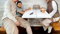Sesekali keluarga kecil ini sengaja pergi ke kafe untuk hangout bersama. Segelas kopi hangat dipesan oleh Zaskia dan Irwansyah sambil bersantai. Foto: Instagram/zaskiasungkar15