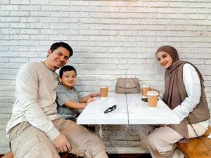 Zaskia Sungkar Ngopi Bareng Keluarga hingga Makan di Warkop