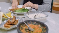 Momen hangat keluarga kecil ini seringkali diisi dengan kulineran bersama. Zaskia Sungkar juga senang masak makanan enak di rumah untuk keluarganya sendiri. Foto: Instagram/zaskiasungkar15