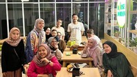 Tidak hanya bekerja bersama, Zaskia Sungkar begitu menghargai timnya. Sesekali makan malam bersama usai lelah bekerja disempatkan oleh kakak dari Shireen Sungkar ini. Foto: Instagram/zaskiasungkar15