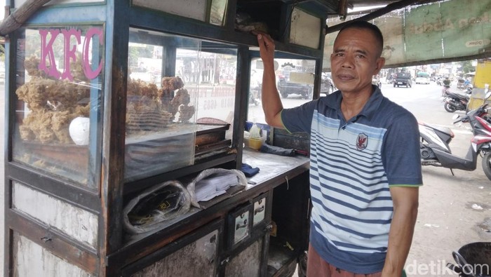 Abdullah di lapak ayam goreng tepung krispi miliknya