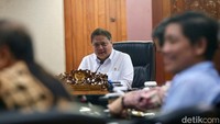 Menteri Koordinator Bidang Perekonomian Airlangga Hartarto mengatakan aktivitas pabrik harus tetap berjalan. Hal tersebut sudah dibahas bersama dengan Direktorat Jenderal Bea Cukai. Airlangga juga bilang Sritex telah mengajukan proses kasasi Mahkamah Agung (MA) untuk membatalkan keputusan pengadilan.  